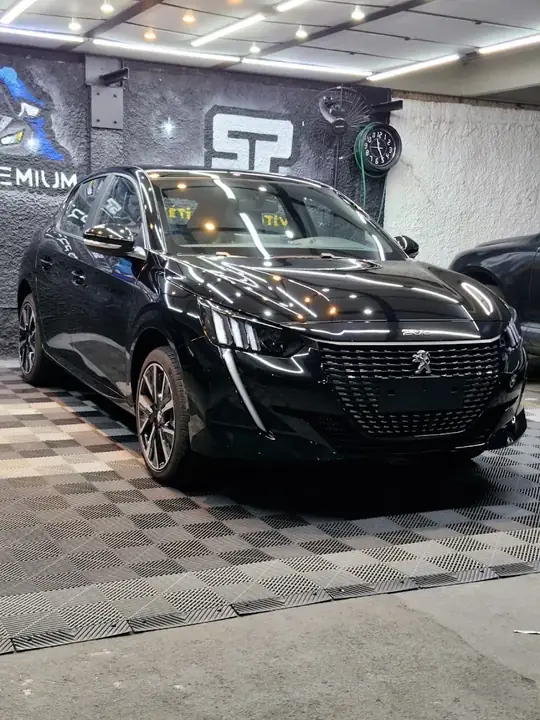 Peugeot com acabamento após serviço de estética automotiva